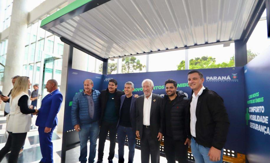 Estado vai distribuir 1.200 novos abrigos para pontos de ônibus em 30 cidades paranaenses
