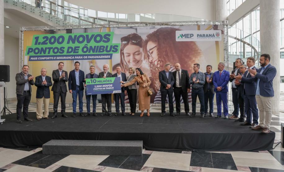 Estado vai distribuir 1.200 novos abrigos para pontos de ônibus em 30 cidades paranaenses