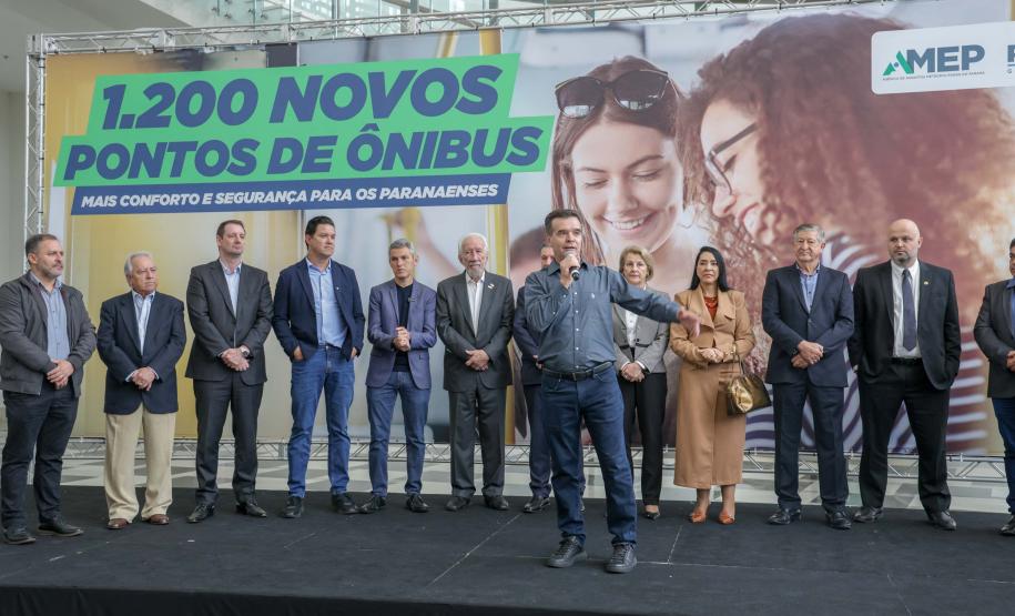 Estado vai distribuir 1.200 novos abrigos para pontos de ônibus em 30 cidades paranaenses