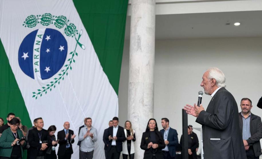 Estado vai distribuir 1.200 novos abrigos para pontos de ônibus em 30 cidades paranaenses