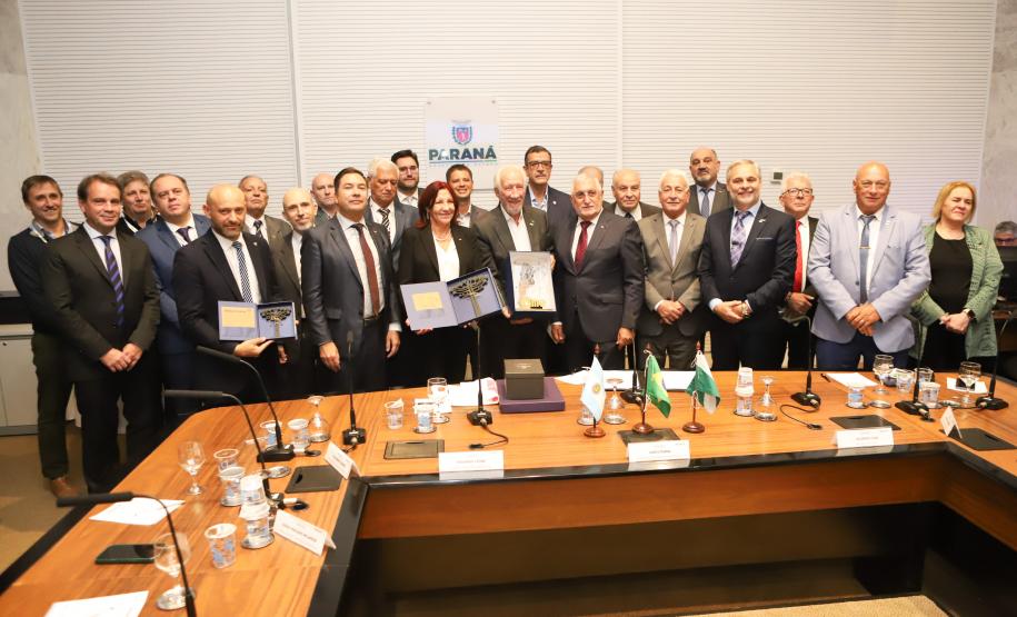 Piana apresenta avanços econômicos do Paraná a autoridades argentinas