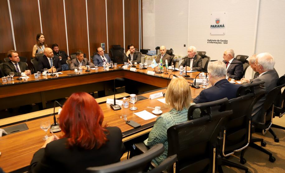 Piana apresenta avanços econômicos do Paraná a autoridades argentinas