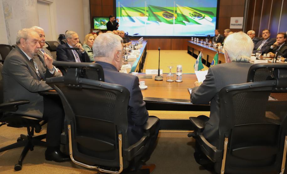 Piana apresenta avanços econômicos do Paraná a autoridades argentinas
