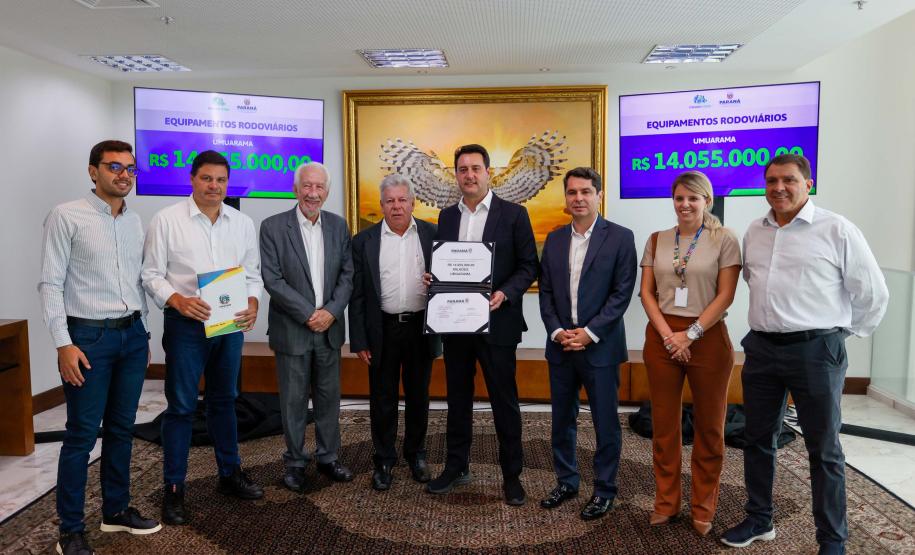 Governador libera R$ 14 milhões para compra de ônibus e caminhões para Umuarama