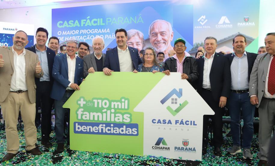 OUTRAS MODALIDADES – Além do Casa Fácil Rural, o Governo do Paraná lançou as modalidades para atender a população a partir de 60 anos (Casa Fácil Terceira Idade), as famílias residentes em favelas e assentamentos em extrema vulnerabilidade ou com risco ao meio ambiente (Casa Fácil Vida Nova), a modalidade Banheiro em Casa, que ofertará 3.419 módulos sanitários para famílias que não possuem banheiro ou dispõe de banheiros em situação improvisada; e a modalidade Paraná Regularizado que visa titular até 50 mil