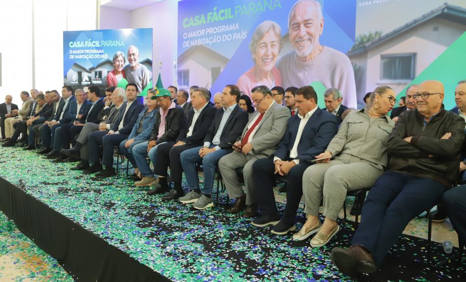 OUTRAS MODALIDADES – Além do Casa Fácil Rural, o Governo do Paraná lançou as modalidades para atender a população a partir de 60 anos (Casa Fácil Terceira Idade), as famílias residentes em favelas e assentamentos em extrema vulnerabilidade ou com risco ao meio ambiente (Casa Fácil Vida Nova), a modalidade Banheiro em Casa, que ofertará 3.419 módulos sanitários para famílias que não possuem banheiro ou dispõe de banheiros em situação improvisada; e a modalidade Paraná Regularizado que visa titular até 50 mil