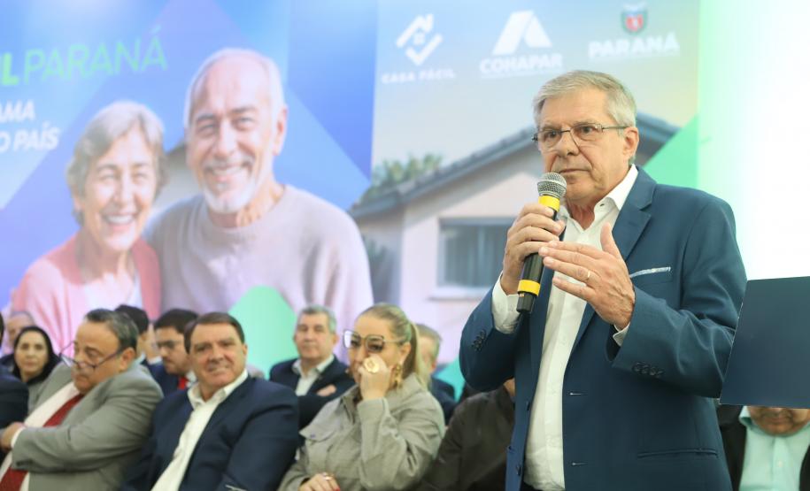 OUTRAS MODALIDADES – Além do Casa Fácil Rural, o Governo do Paraná lançou as modalidades para atender a população a partir de 60 anos (Casa Fácil Terceira Idade), as famílias residentes em favelas e assentamentos em extrema vulnerabilidade ou com risco ao meio ambiente (Casa Fácil Vida Nova), a modalidade Banheiro em Casa, que ofertará 3.419 módulos sanitários para famílias que não possuem banheiro ou dispõe de banheiros em situação improvisada; e a modalidade Paraná Regularizado que visa titular até 50 mil