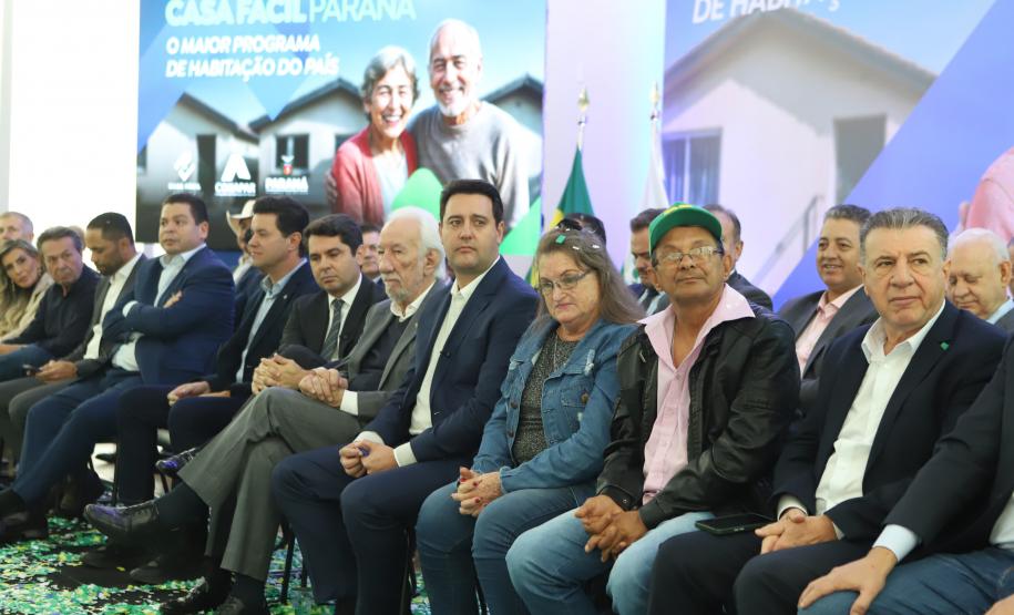 OUTRAS MODALIDADES – Além do Casa Fácil Rural, o Governo do Paraná lançou as modalidades para atender a população a partir de 60 anos (Casa Fácil Terceira Idade), as famílias residentes em favelas e assentamentos em extrema vulnerabilidade ou com risco ao meio ambiente (Casa Fácil Vida Nova), a modalidade Banheiro em Casa, que ofertará 3.419 módulos sanitários para famílias que não possuem banheiro ou dispõe de banheiros em situação improvisada; e a modalidade Paraná Regularizado que visa titular até 50 mil