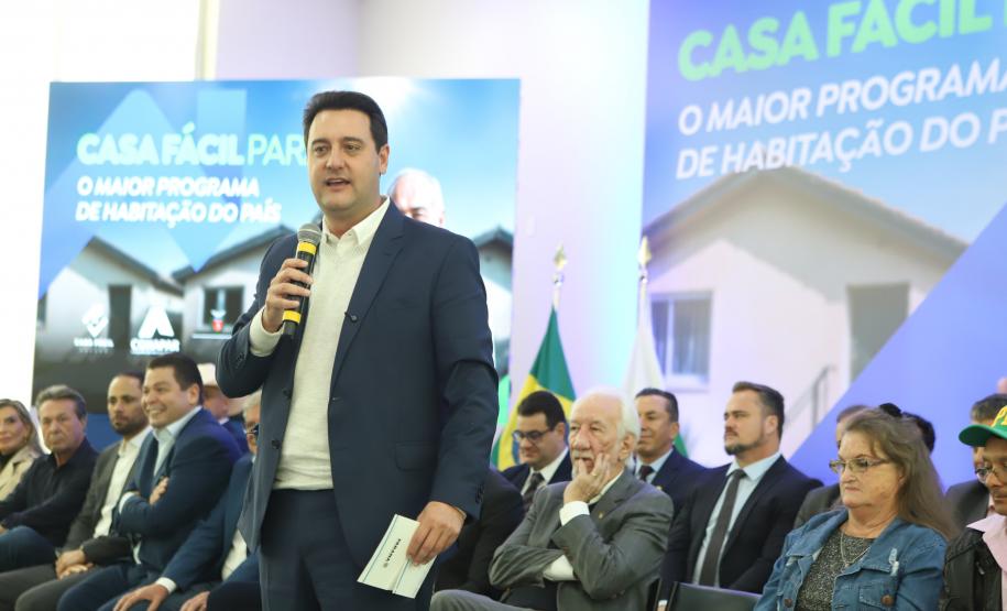 OUTRAS MODALIDADES – Além do Casa Fácil Rural, o Governo do Paraná lançou as modalidades para atender a população a partir de 60 anos (Casa Fácil Terceira Idade), as famílias residentes em favelas e assentamentos em extrema vulnerabilidade ou com risco ao meio ambiente (Casa Fácil Vida Nova), a modalidade Banheiro em Casa, que ofertará 3.419 módulos sanitários para famílias que não possuem banheiro ou dispõe de banheiros em situação improvisada; e a modalidade Paraná Regularizado que visa titular até 50 mil