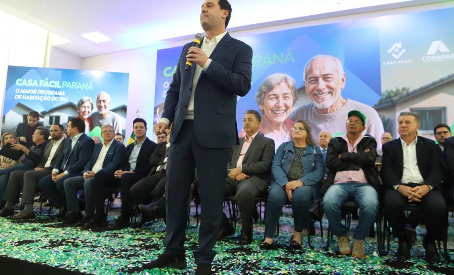 OUTRAS MODALIDADES – Além do Casa Fácil Rural, o Governo do Paraná lançou as modalidades para atender a população a partir de 60 anos (Casa Fácil Terceira Idade), as famílias residentes em favelas e assentamentos em extrema vulnerabilidade ou com risco ao meio ambiente (Casa Fácil Vida Nova), a modalidade Banheiro em Casa, que ofertará 3.419 módulos sanitários para famílias que não possuem banheiro ou dispõe de banheiros em situação improvisada; e a modalidade Paraná Regularizado que visa titular até 50 mil