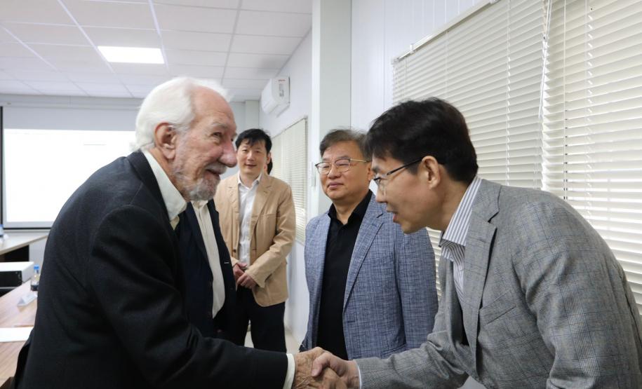 Darci Piana visita obras de nova fábrica bilionária da LG em Fazenda Rio Grande