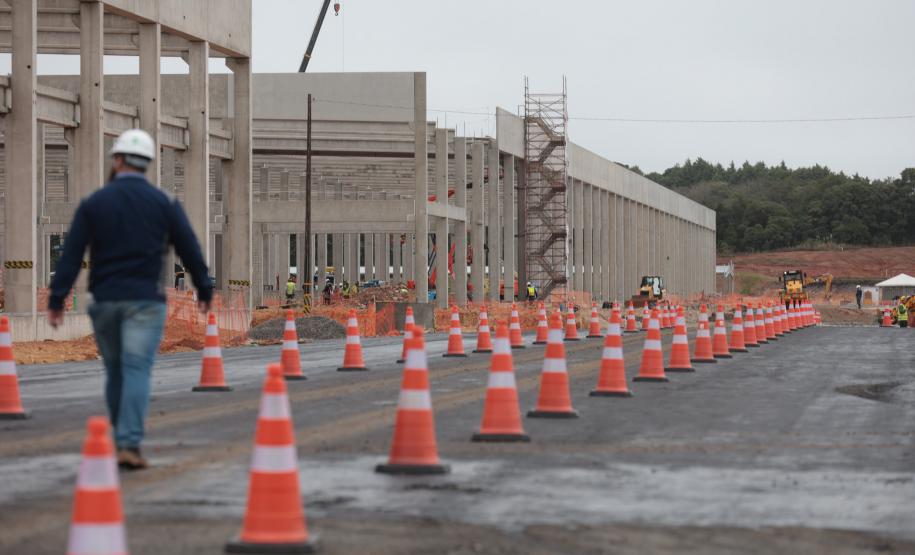 Darci Piana visita obras de nova fábrica bilionária da LG em Fazenda Rio Grande