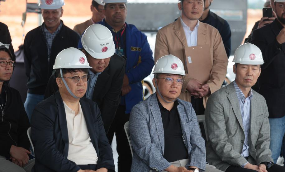 Darci Piana visita obras de nova fábrica bilionária da LG em Fazenda Rio Grande