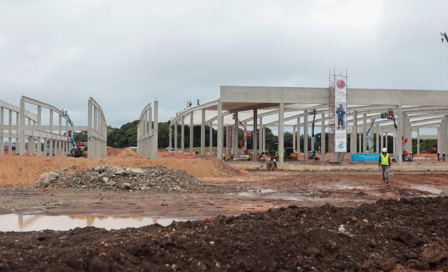 Darci Piana visita obras de nova fábrica bilionária da LG em Fazenda Rio Grande