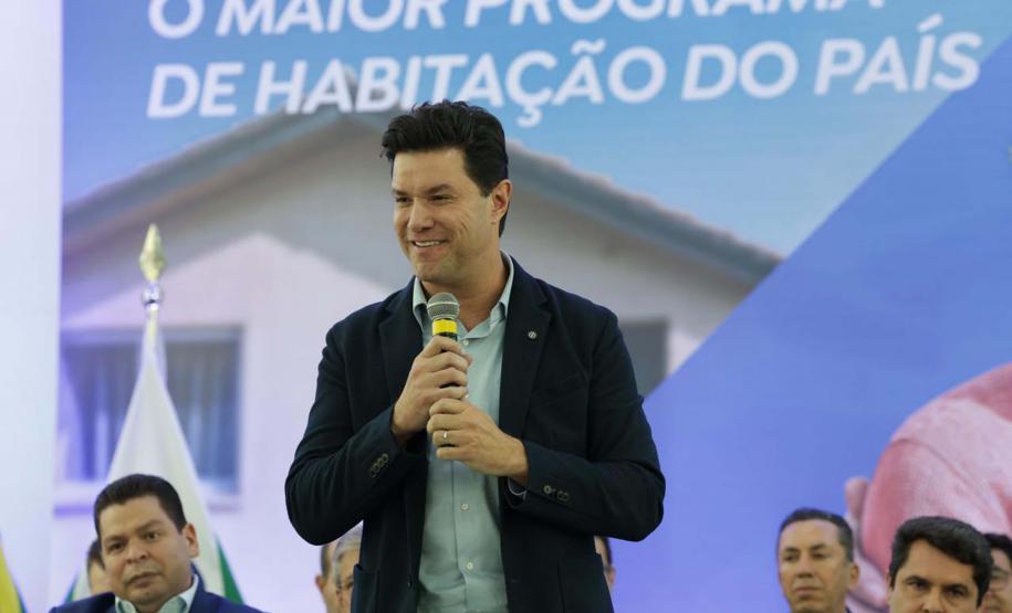 Convênio entre Cohapar e Sanepar vai levar banheiros a mais de 3 mil residências