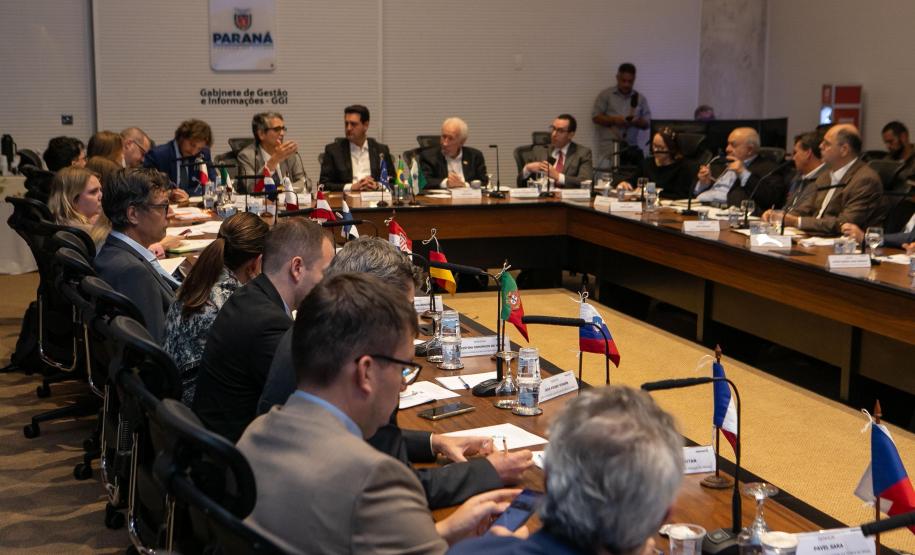 Governador recebe comitiva da União Europeia para fortalecer laços com o Paraná