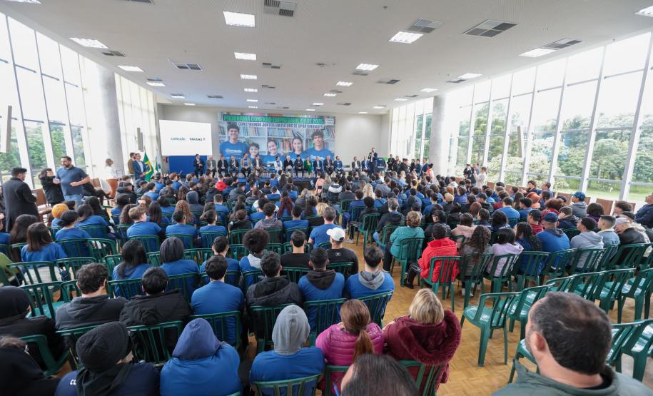 Estado aproxima escolas e empresas para criar 40 mil vagas de estágio em 2025