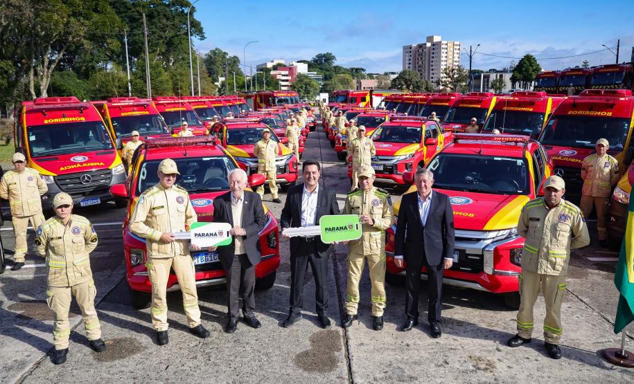 Caminhões, ambulâncias e sonar: governador entrega equipamentos aos BombeirosJonathan Campos/AEN