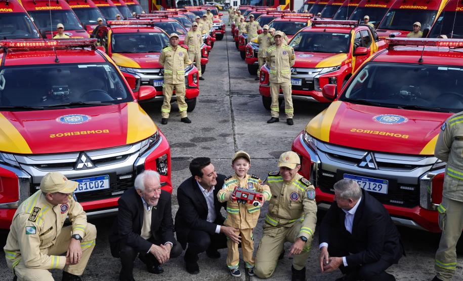 Caminhões, ambulâncias e sonar: governador entrega equipamentos aos BombeirosJonathan Campos/AEN