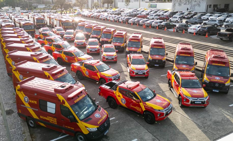Caminhões, ambulâncias e sonar: governador entrega equipamentos aos BombeirosJonathan Campos/AEN