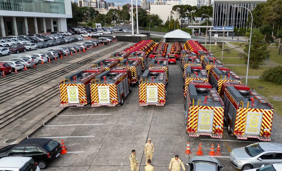 Caminhões, ambulâncias e sonar: governador entrega equipamentos aos BombeirosJonathan Campos/AEN