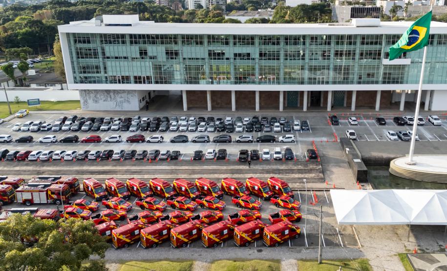 Caminhões, ambulâncias e sonar: governador entrega equipamentos aos BombeirosJonathan Campos/AEN