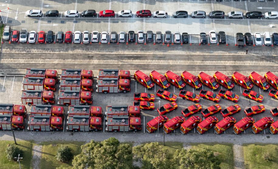 Caminhões, ambulâncias e sonar: governador entrega equipamentos aos BombeirosJonathan Campos/AEN