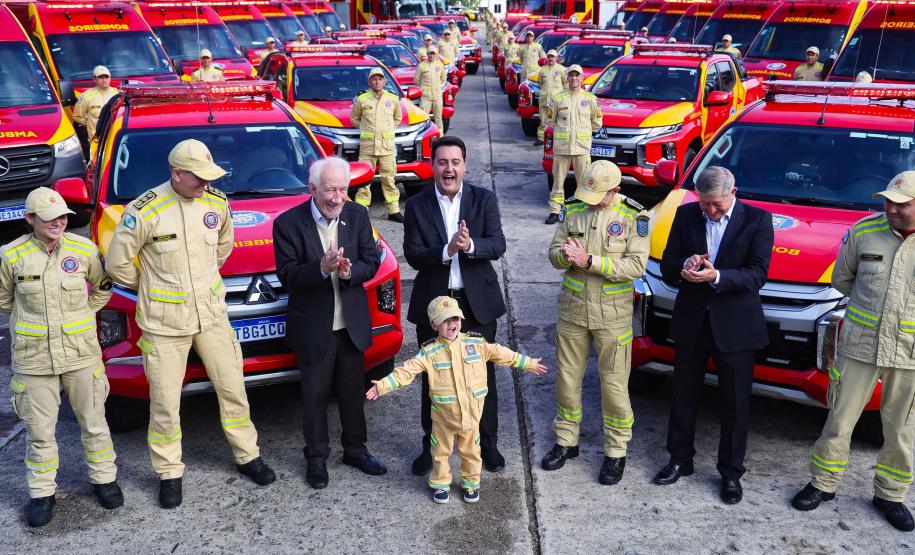 Caminhões, ambulâncias e sonar: governador entrega equipamentos aos BombeirosJonathan Campos/AEN