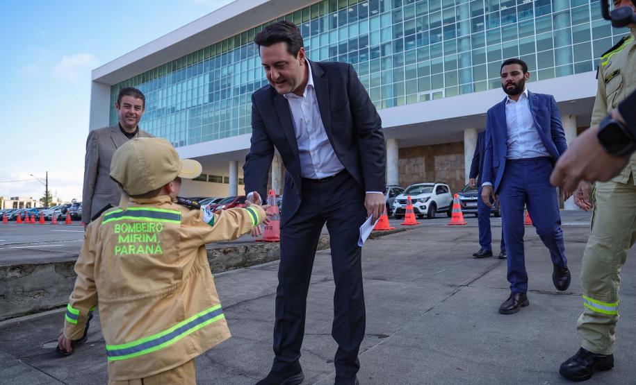 Caminhões, ambulâncias e sonar: governador entrega equipamentos aos BombeirosJonathan Campos/AEN