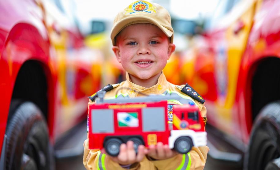 Caminhões, ambulâncias e sonar: governador entrega equipamentos aos BombeirosJonathan Campos/AEN