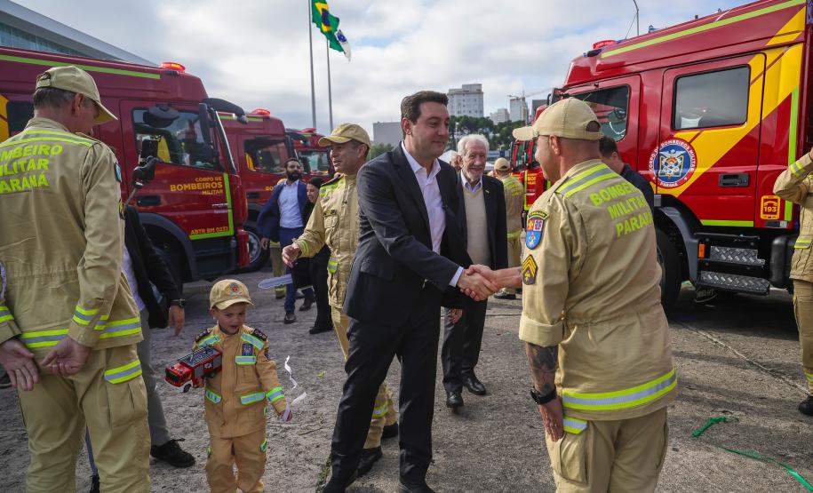 Caminhões, ambulâncias e sonar: governador entrega equipamentos aos BombeirosJonathan Campos/AEN