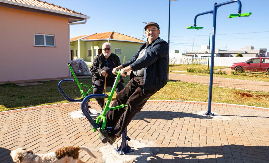 Com piscina e mobília, Ratinho Junior inaugura Condomínio do Idoso de Arapongas