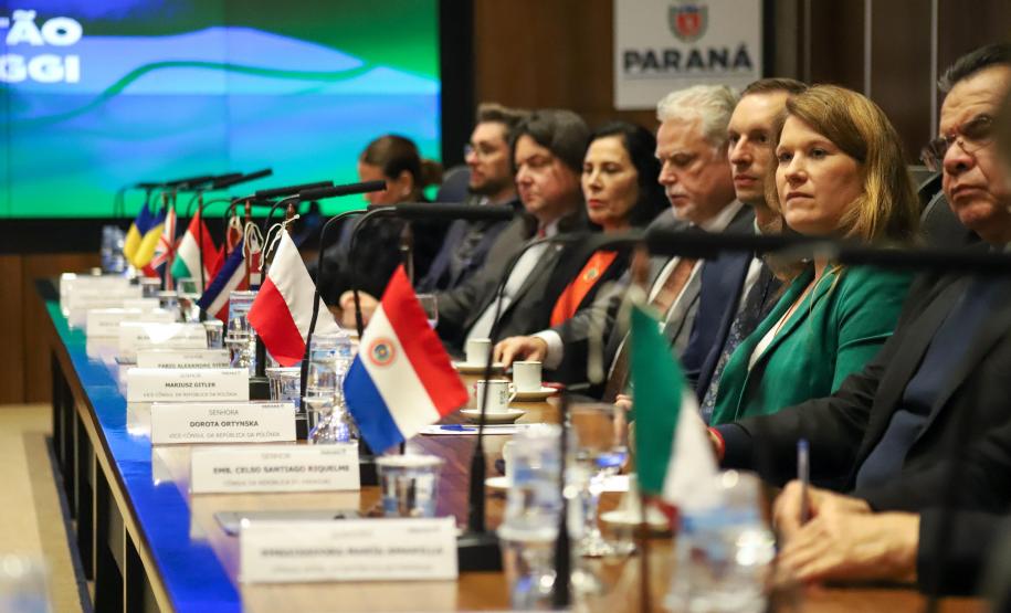 Em reunião com Corpo Consular, Piana destaca força das parcerias internacionais