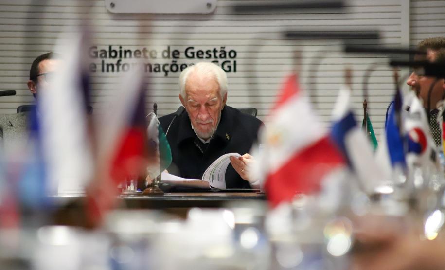 Em reunião com Corpo Consular, Piana destaca força das parcerias internacionais