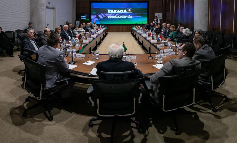 Em reunião com Corpo Consular, Piana destaca força das parcerias internacionais