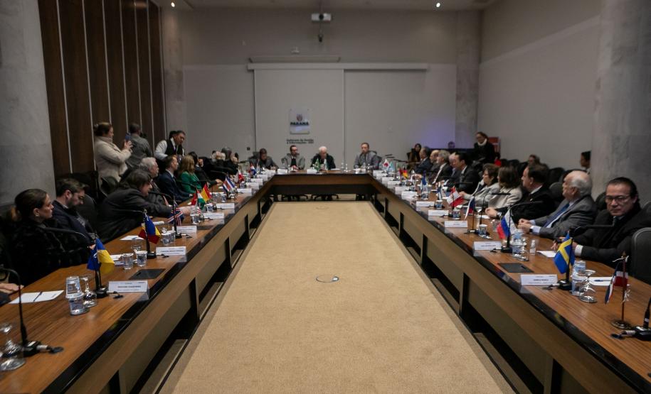 Em reunião com Corpo Consular, Piana destaca força das parcerias internacionais