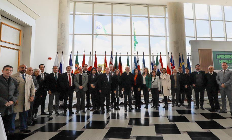 Em reunião com Corpo Consular, Piana destaca força das parcerias internacionais