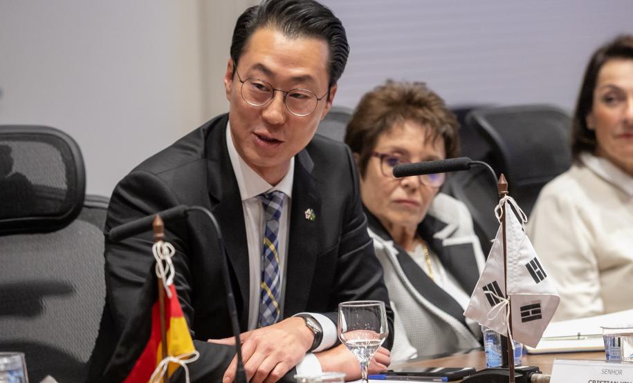 Em reunião com Corpo Consular, Piana destaca força das parcerias internacionais