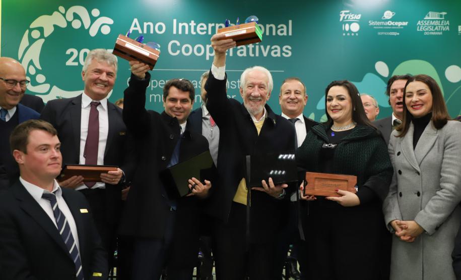 Modelo reconhecido pela ONU, cooperativismo do Paraná é celebrado no Palácio Iguaçu