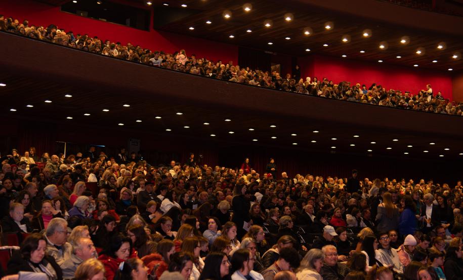Piana participa da abertura do 63º Festival Folclórico de Etnias, que reúne 2 mil artistas