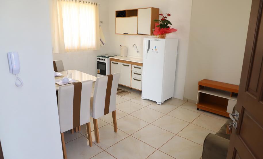 Com piscina e mobília, Ratinho Junior inaugura Condomínio do Idoso de Arapongas