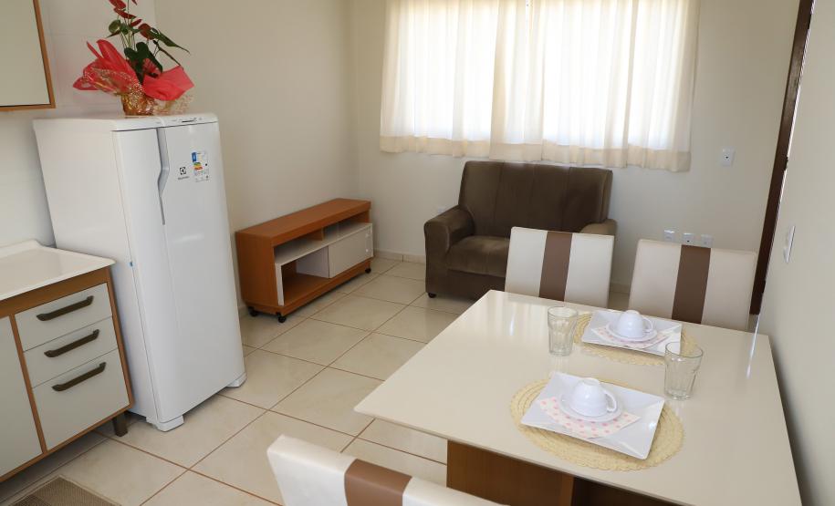 Com piscina e mobília, Ratinho Junior inaugura Condomínio do Idoso de Arapongas