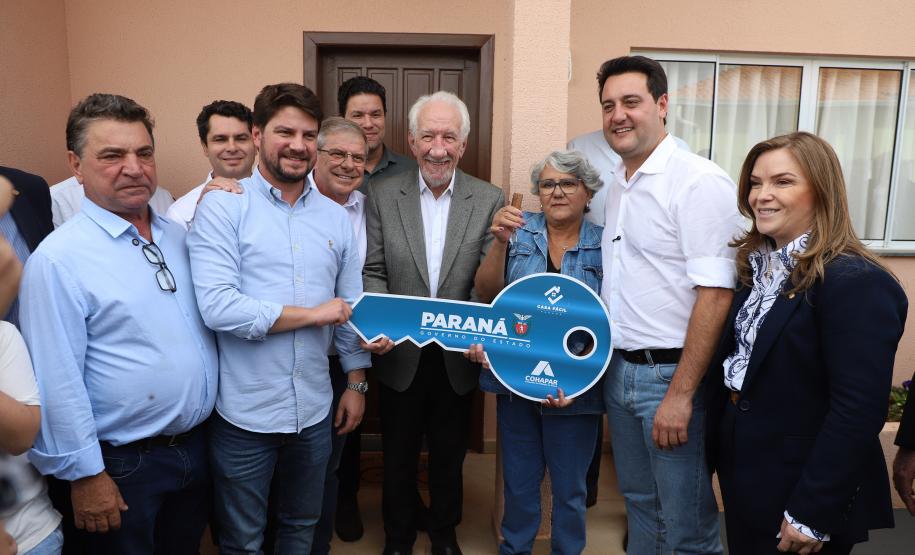 Com piscina e mobília, Ratinho Junior inaugura Condomínio do Idoso de Arapongas