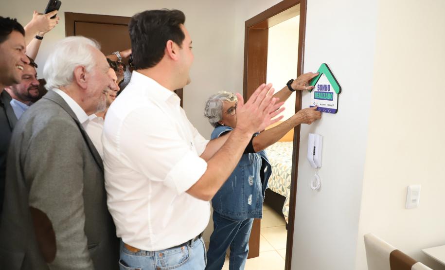Com piscina e mobília, Ratinho Junior inaugura Condomínio do Idoso de Arapongas