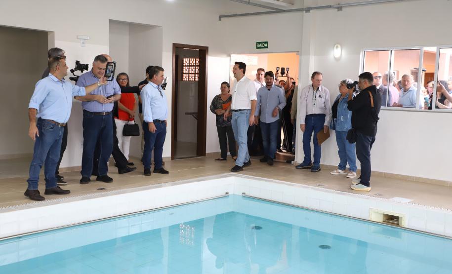 Com piscina e mobília, Ratinho Junior inaugura Condomínio do Idoso de Arapongas