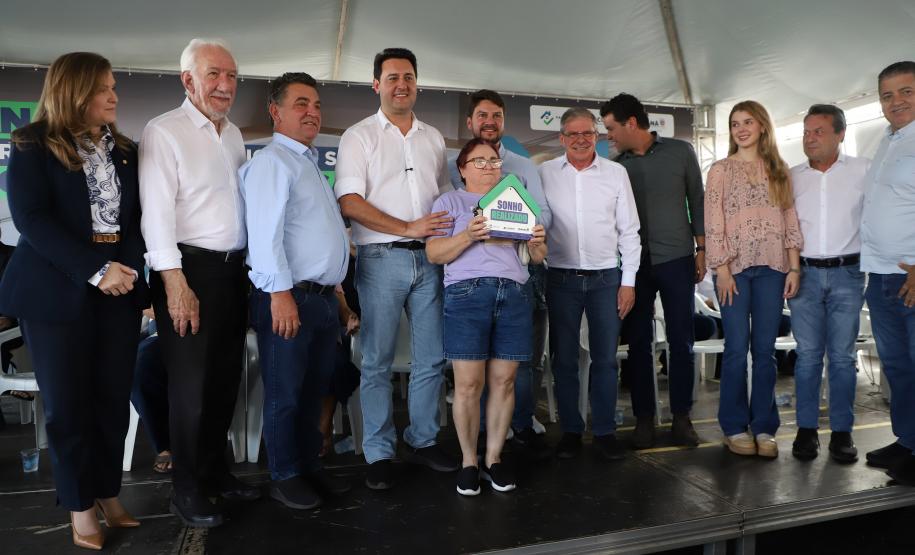 Com piscina e mobília, Ratinho Junior inaugura Condomínio do Idoso de Arapongas