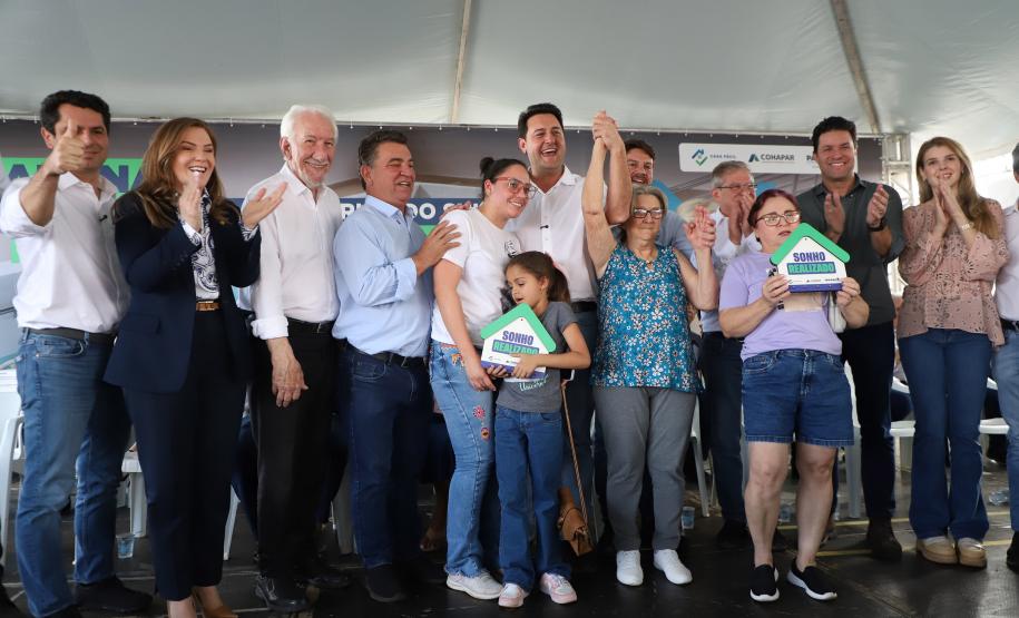 Com piscina e mobília, Ratinho Junior inaugura Condomínio do Idoso de Arapongas