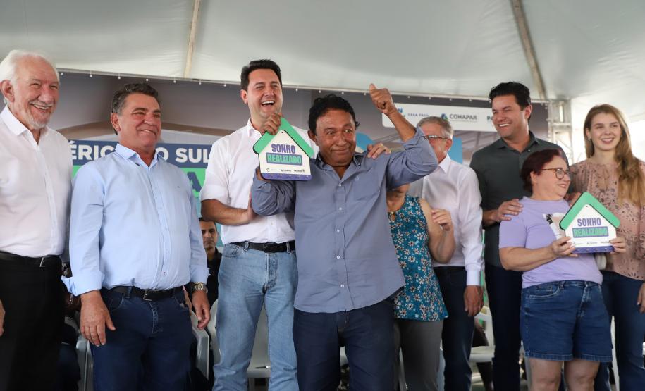 Com piscina e mobília, Ratinho Junior inaugura Condomínio do Idoso de Arapongas