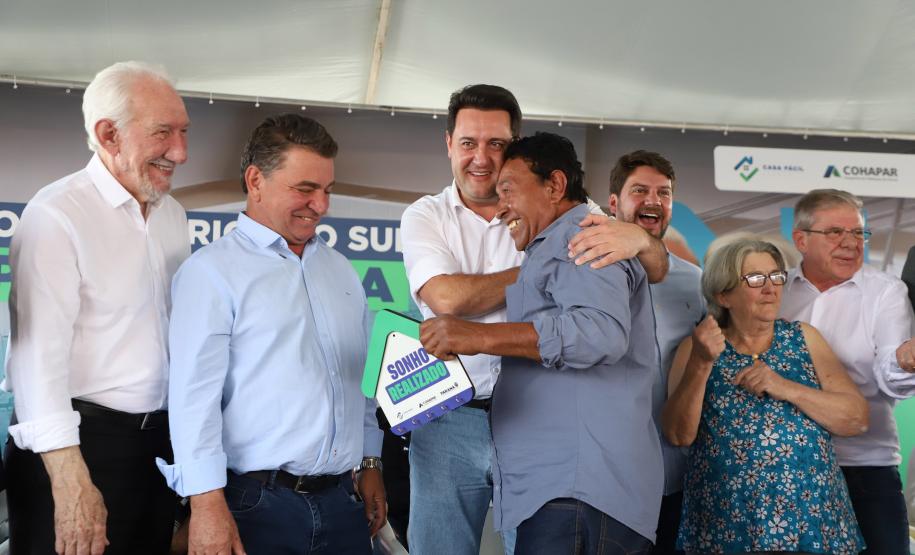 Com piscina e mobília, Ratinho Junior inaugura Condomínio do Idoso de Arapongas