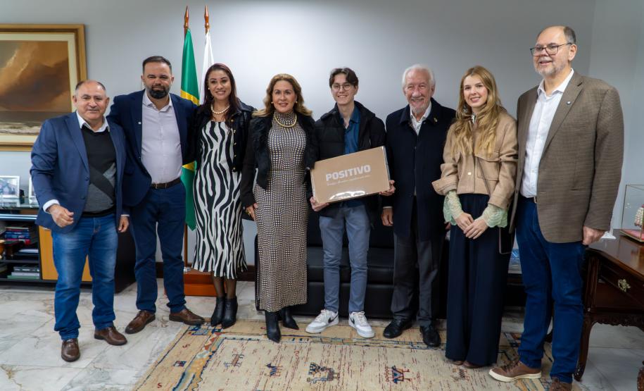 Parananese que vai representar Brasil em Olimpíada de IA ganha notebook e conta trajetória